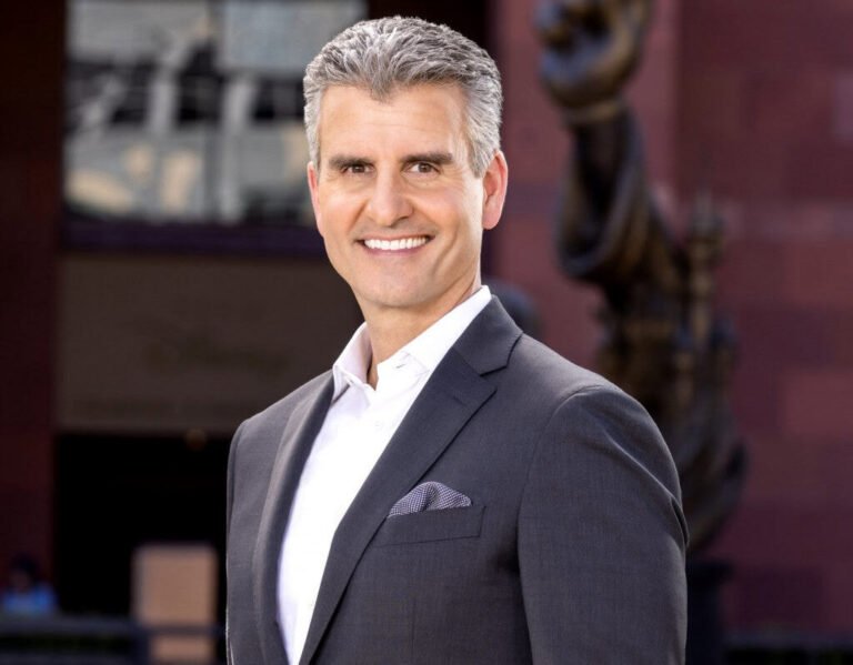 Disney nomeia Josh DAmaro como novo CEO e encerra transição de comando