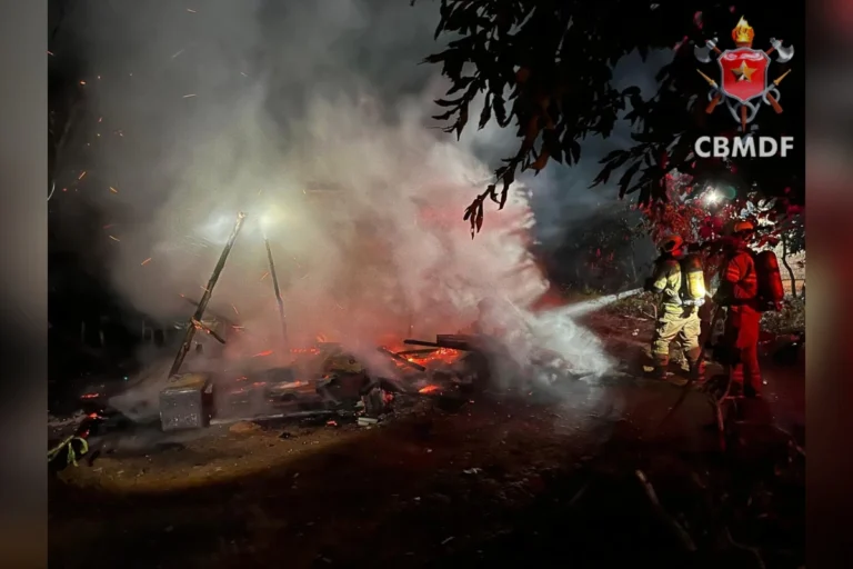 Fogo consome residência no Paranoá e ameaça rede elétrica