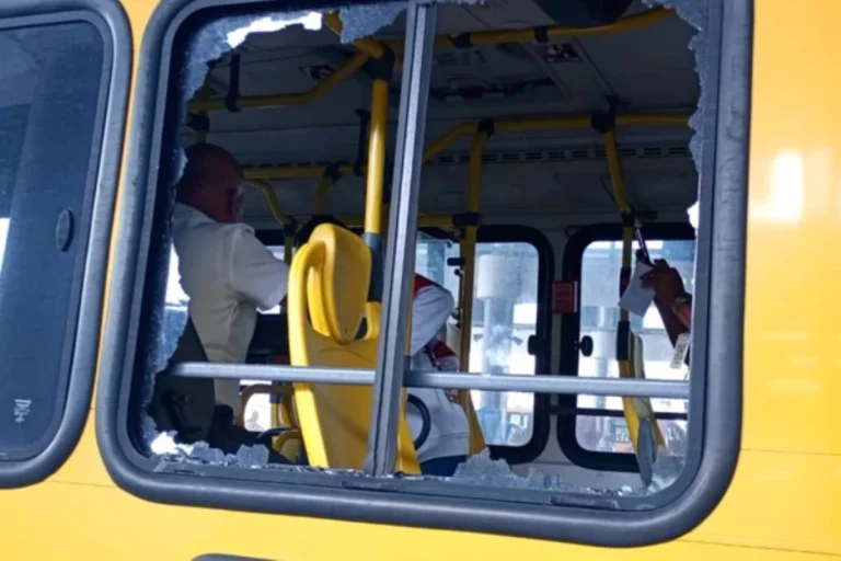 Motorista fica ferido após ataque a ônibus com torcedores do Vitória em Salvador
